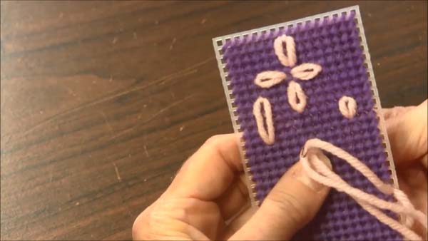 Lazy Daisy On Plastic Canvas_1.1.5